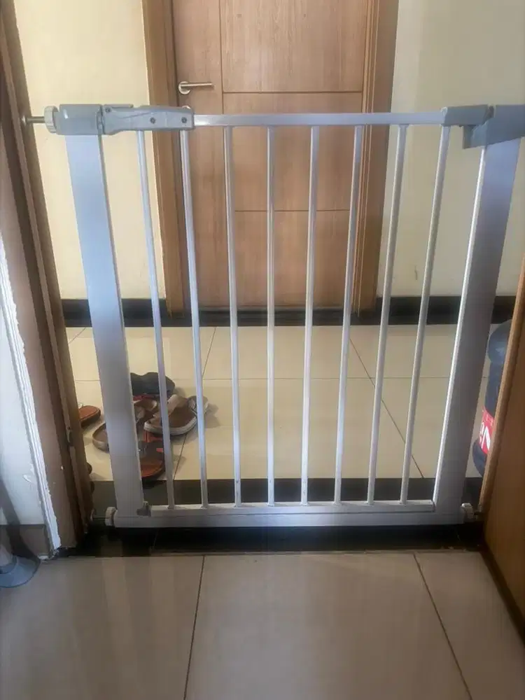 Baby safety gate