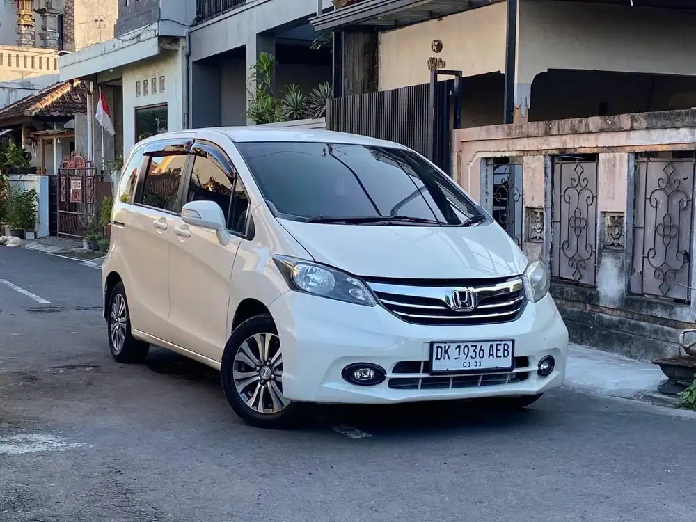 HONDA FREED PSD 2015 AT - PUTIH