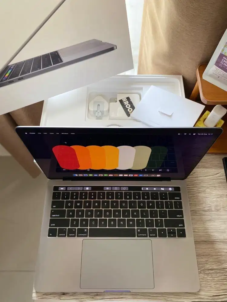 Macbook Pro touchbar 2017 fullset mulus ram 8 ssd 512gb