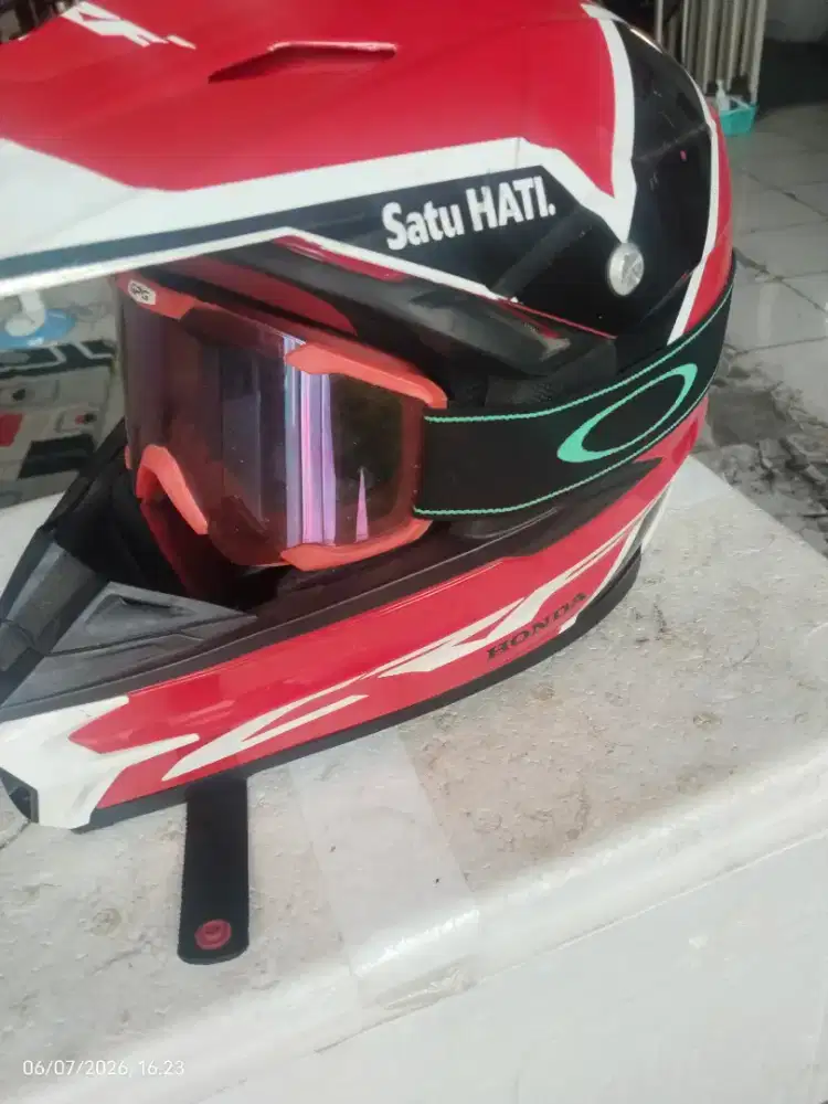 Helm crf masih mulus