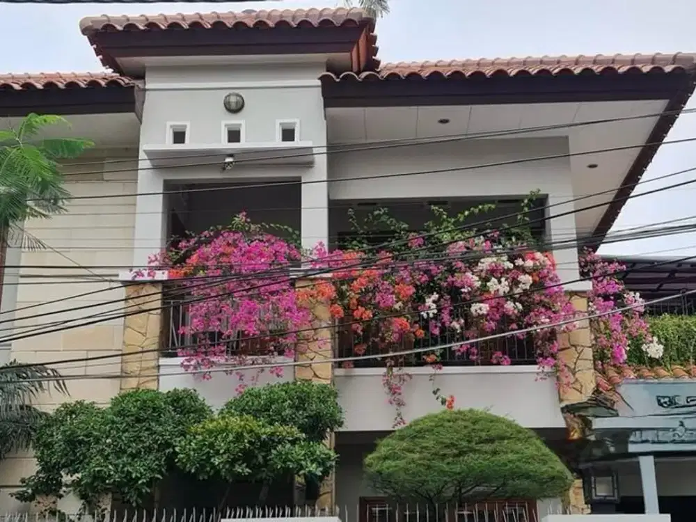Rumah Indah Tebet Jakarta dengan Lantai Marmer & Parkeet