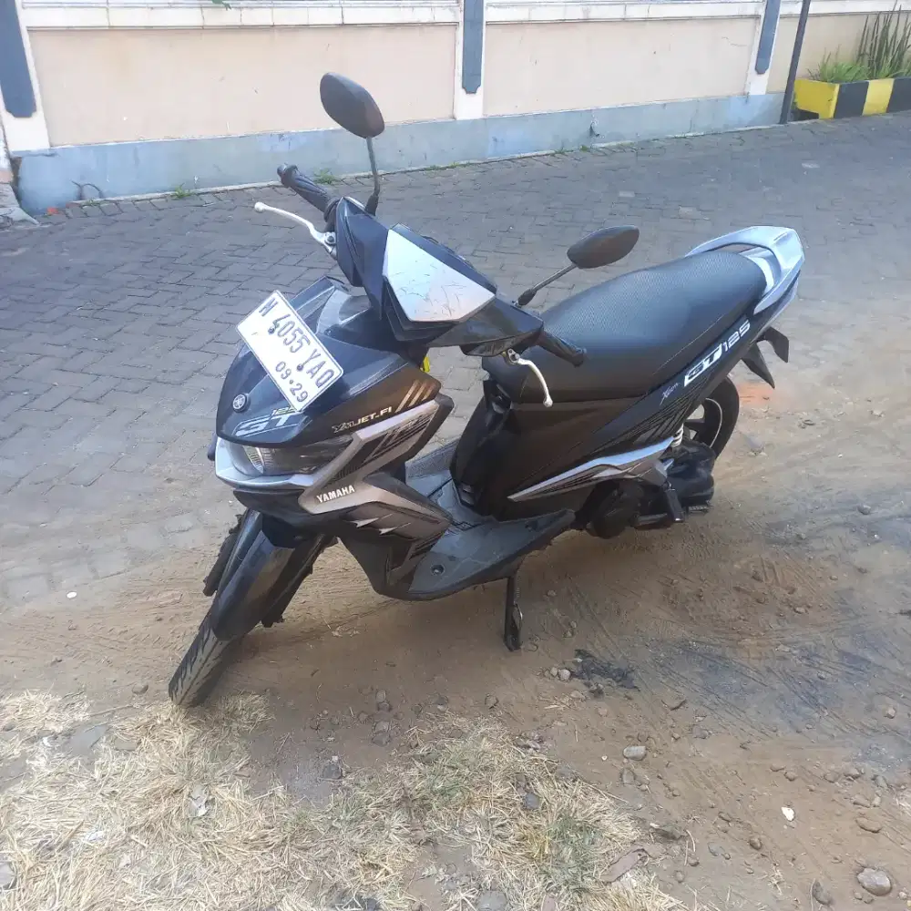 Yamaha Xeon 2014 Hitam