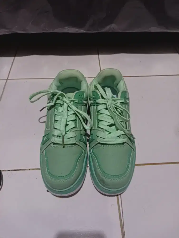 Dijual Sepatu Merk LV Trainer Second Mantap