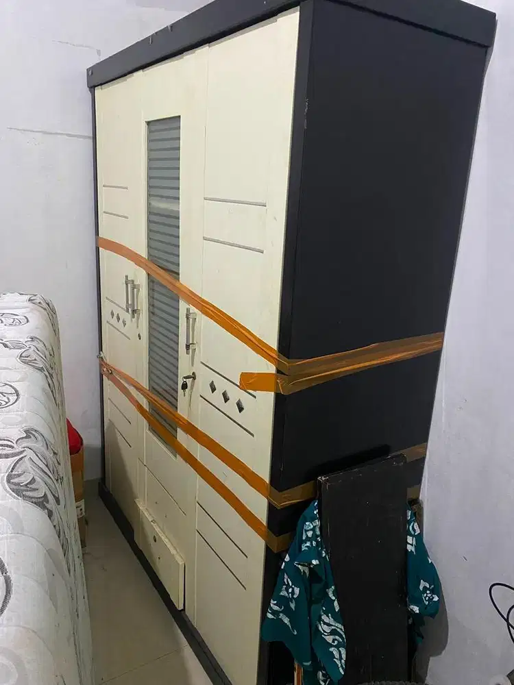 lemari, tempat tidur, rak, meja makan, sofa, kursi napolly, sofa