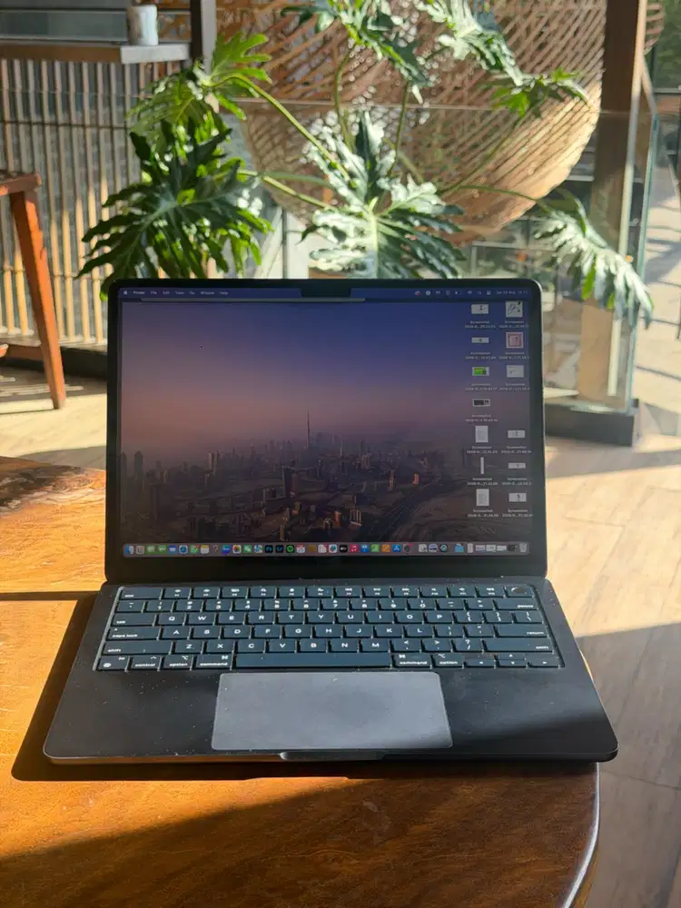 Macbook Air M3 / 13 inch / 8 / 256
