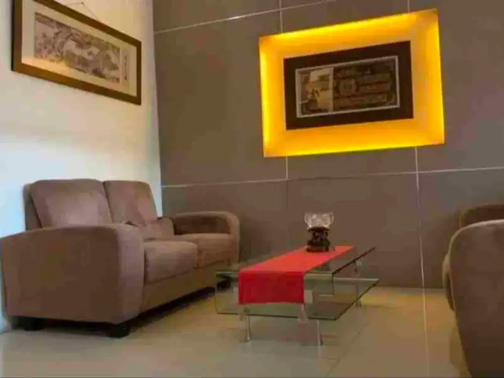 rumah mewah 2 lt di suhat posisi pinggir jalan dan lebar jalan 10 meter. sangat dekat ke kampus UB Brawijaya. bonus furniture BU SEGERA di pinggir jalan BUNGA SUHAT