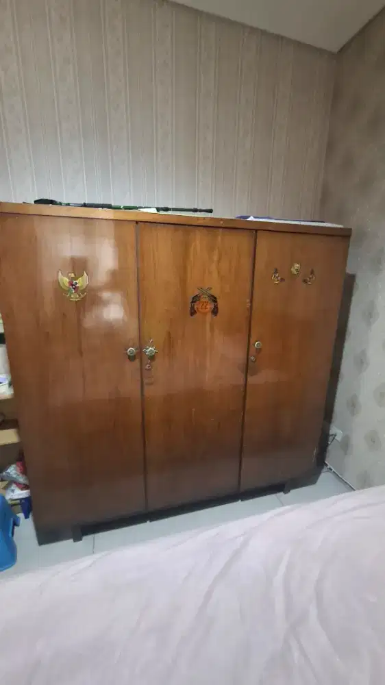 Lemari Pakaian Kayu Jati Antik