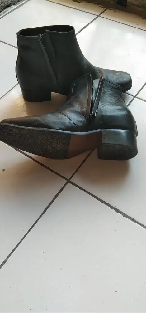 Di jual sepatu sport dan pantofel bekas masih bagus