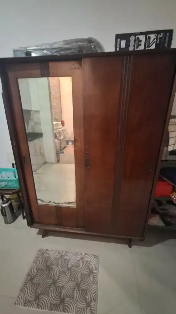 Lemari kayu jati antik