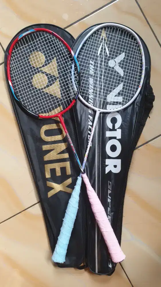 Raket yonex astrox dan Victor