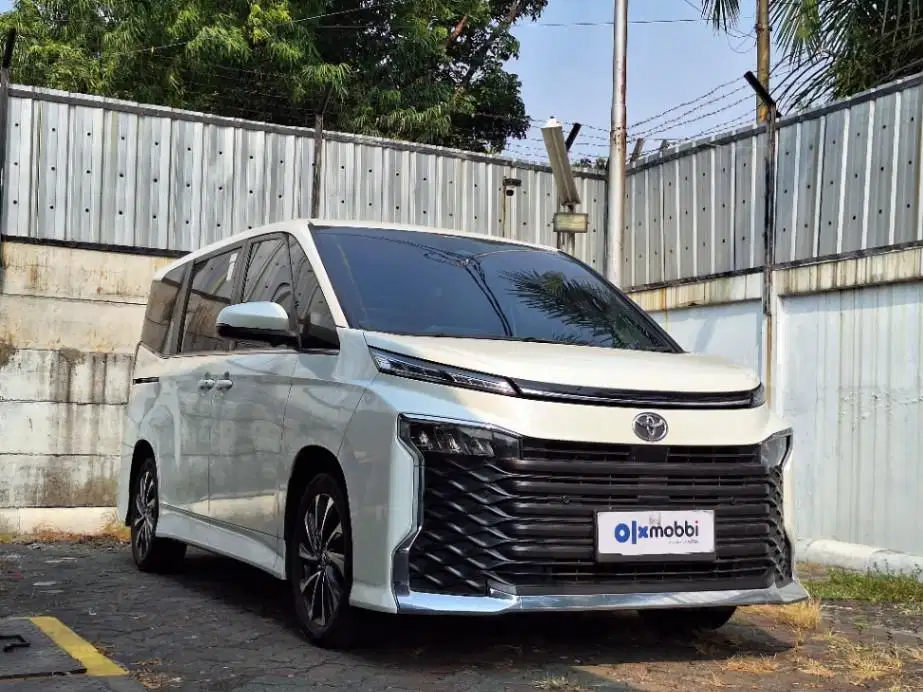 Pajak Panjang - Toyota Voxy 2.0 Bensin-AT 2022