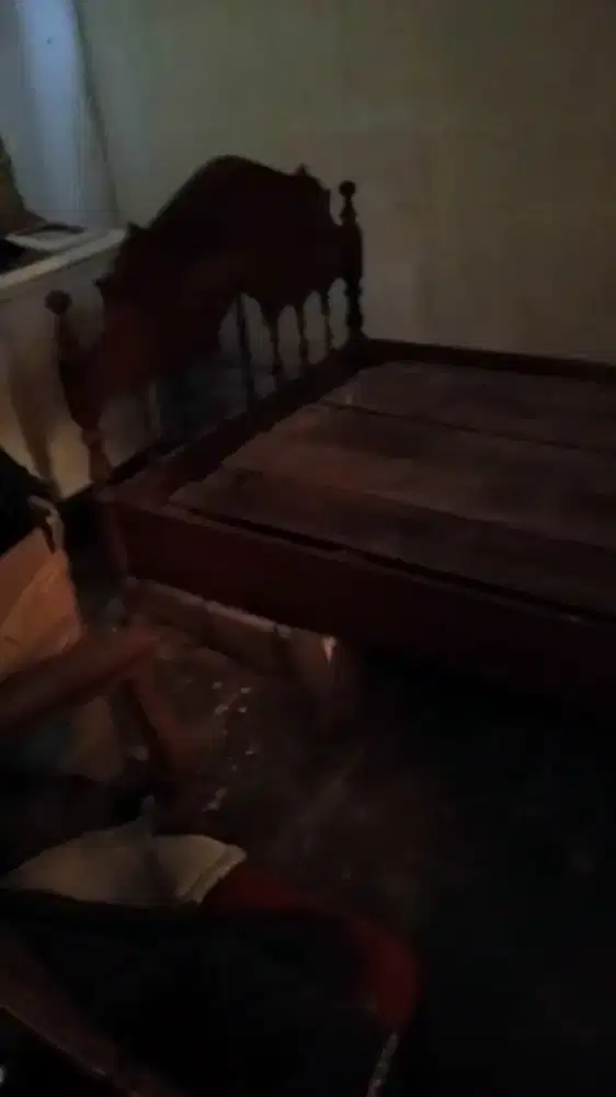 Tempat tidur full jati tua bekas