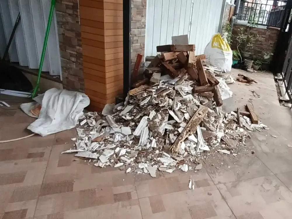 Gragal Bekas Bongkaran Plafon