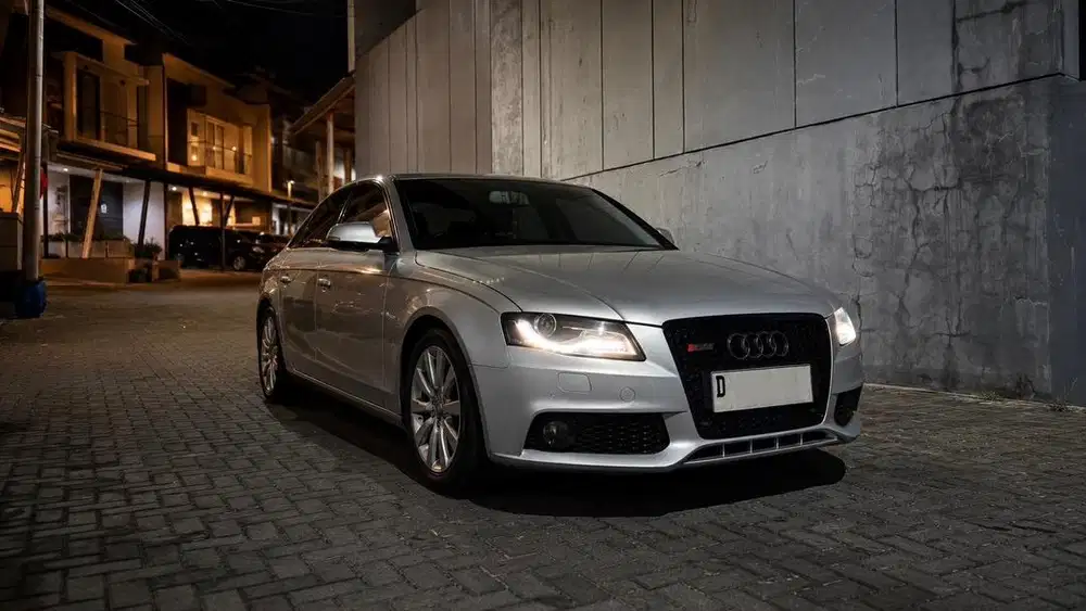 Audi A4 2011 Silver on Black-Low Km, RS4 look, total refreshment, no e