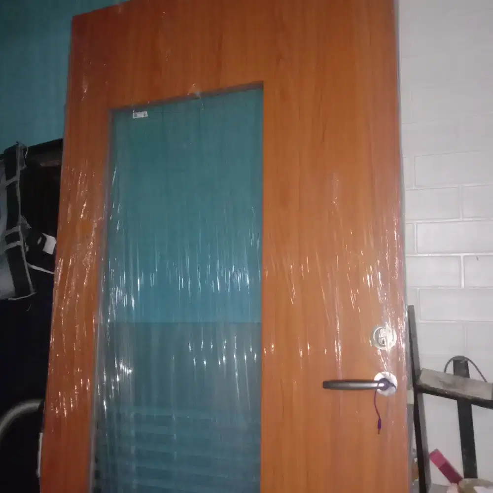 Pintu bekas kantor