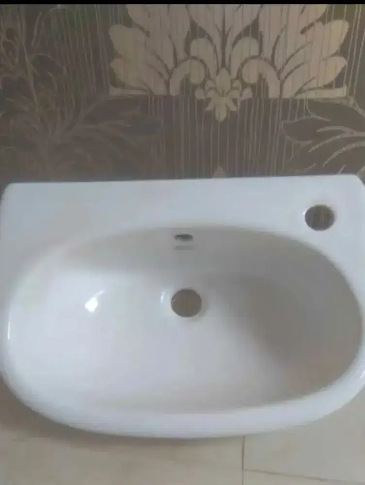 Wastafel Toto bekas
