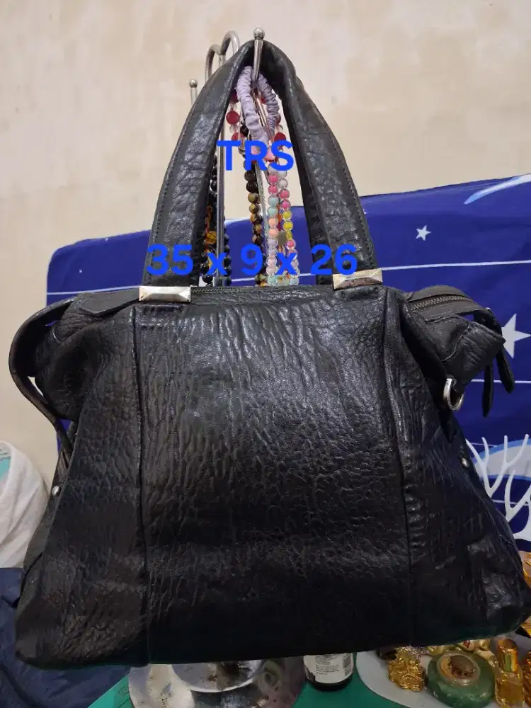 Tas warna hitam branded
Fenn esker Uk 35 x 9 x 26
Limited edition
Bara