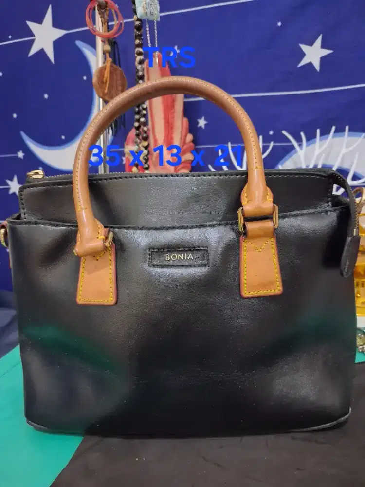 Tas branded
Bonia uk 35 x 13 x 21
Limited edition
Barang terawat
Pemak