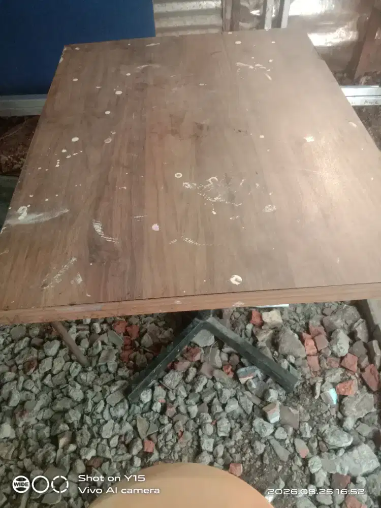 Jual meja bekas kafe meja+dua unit kursi.