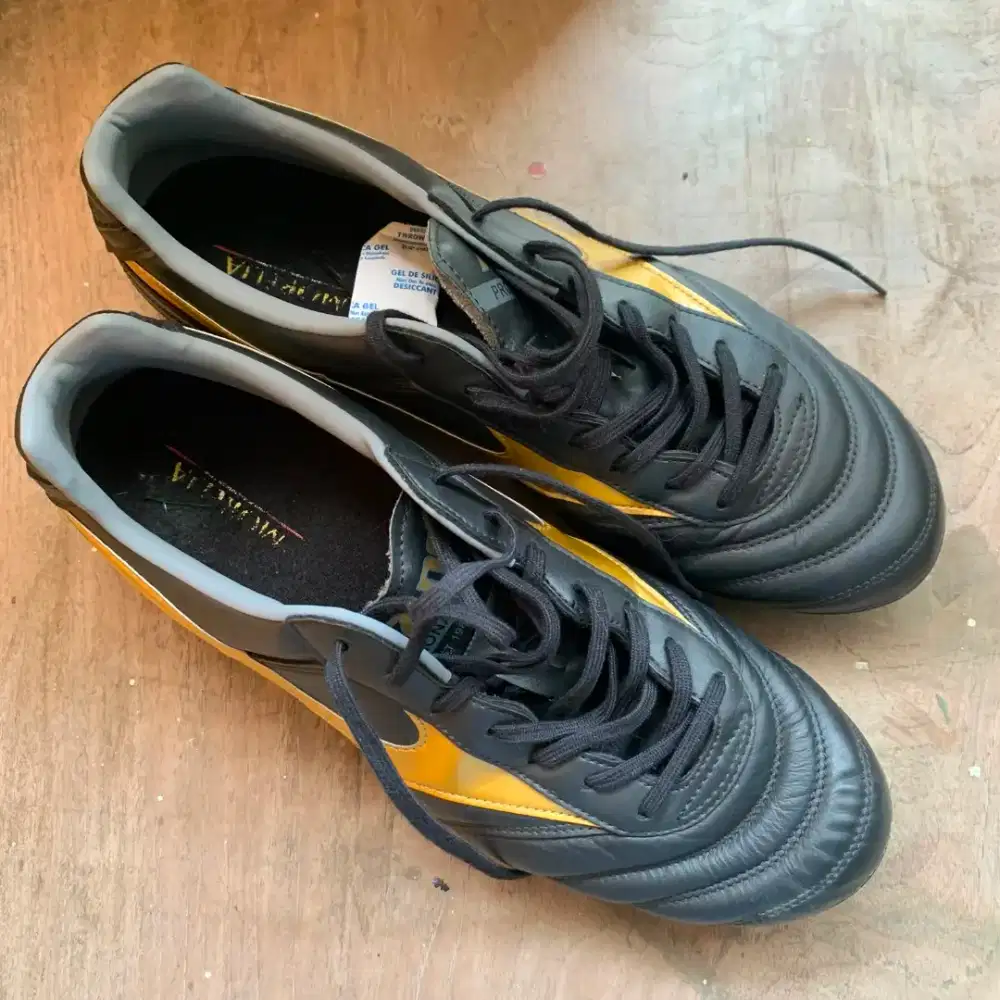 Sepatu bola Morelia Pro