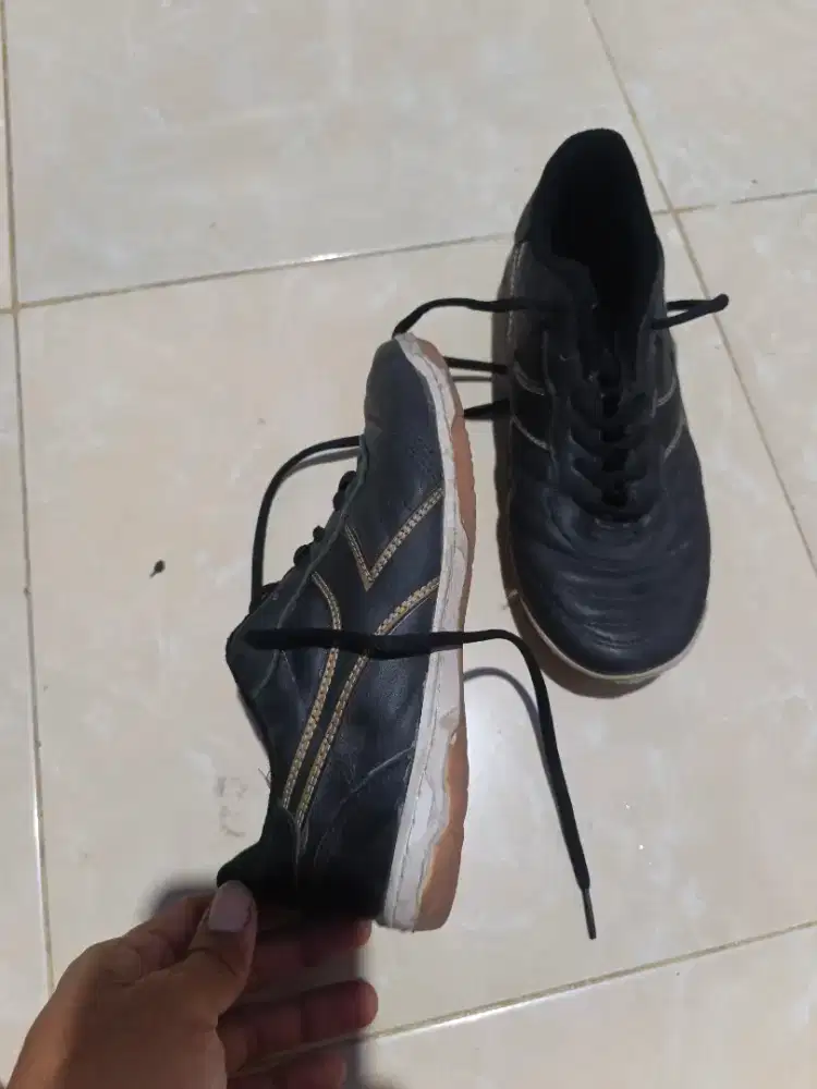 sepatu futsal uk 40