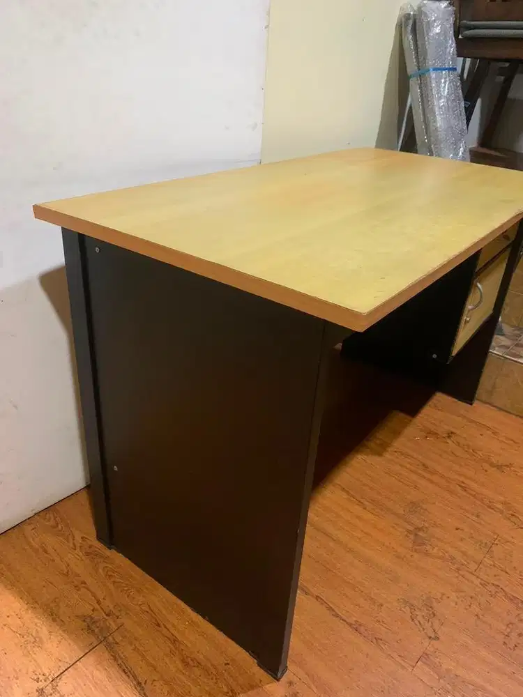 Meja Kerja Kantor Kayu Bekas