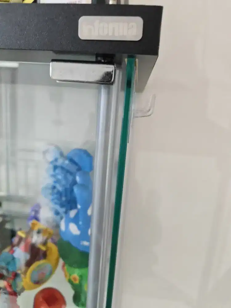LEMARI KACA 4PINTU MAGNETIC MULUS INFORMA
