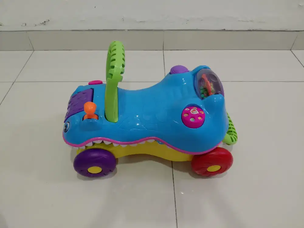 Mobil plastik anak bayi
