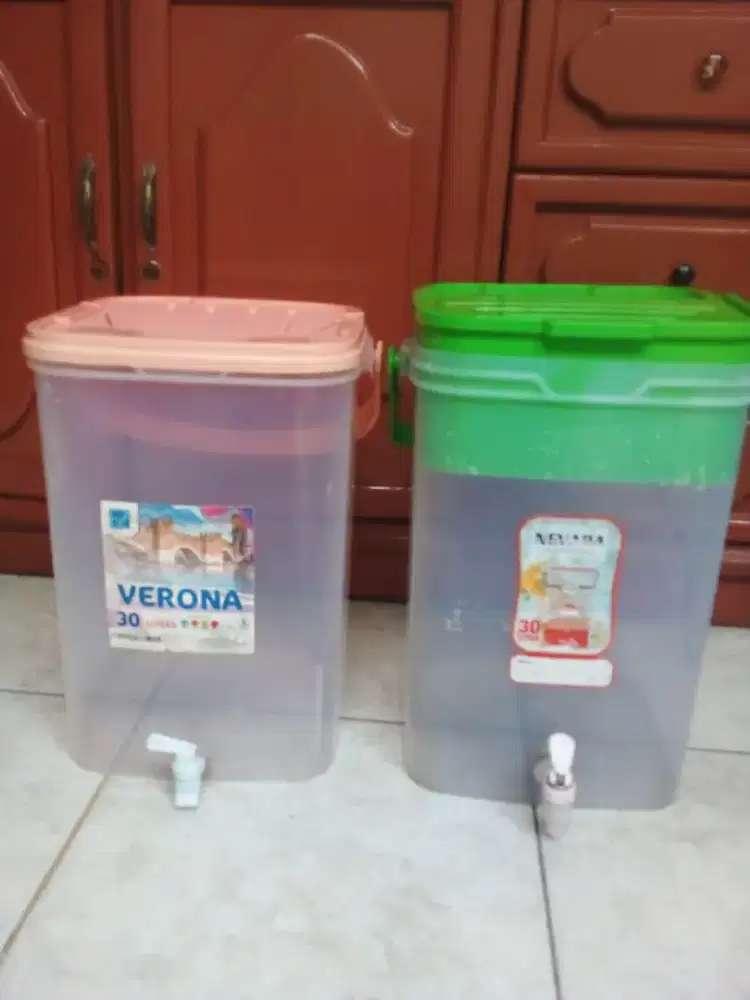Toples tempat air ukuran 30 liter