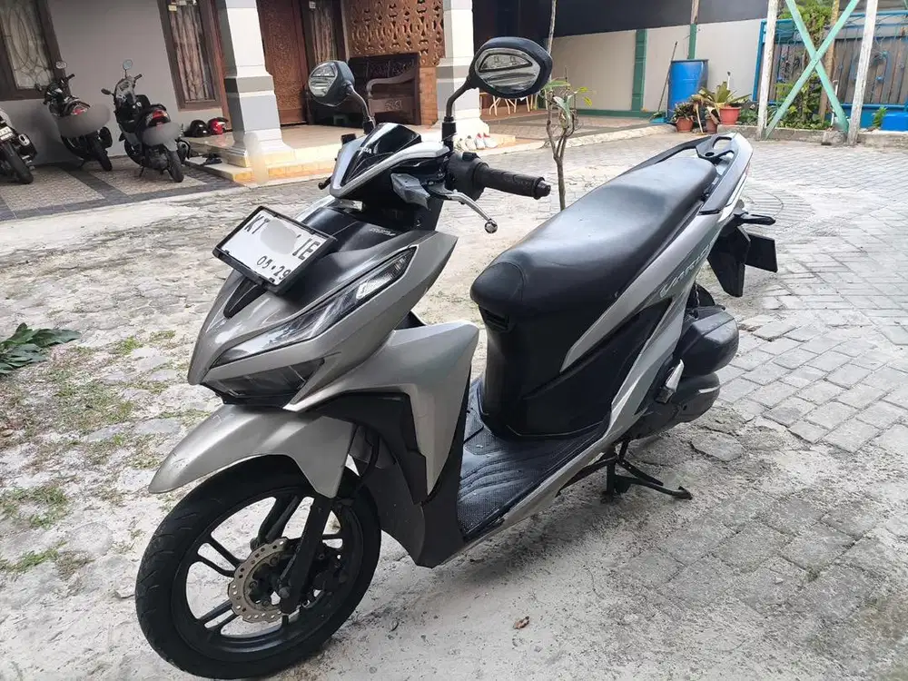 Honda Vario 150 varian warna Exclusive Matte Silver 2019