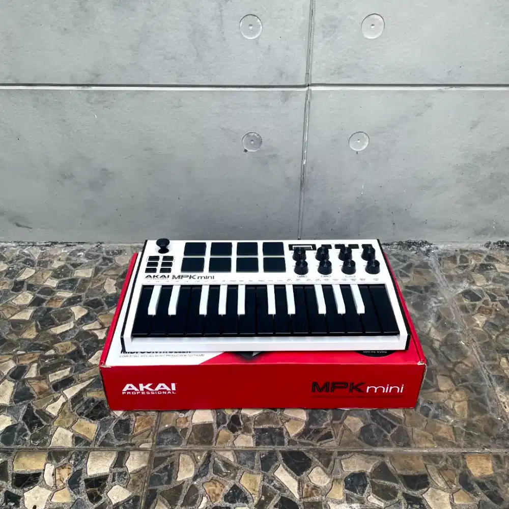 AKAI MPK mini Special Edition White — Free MPC Software Bundle