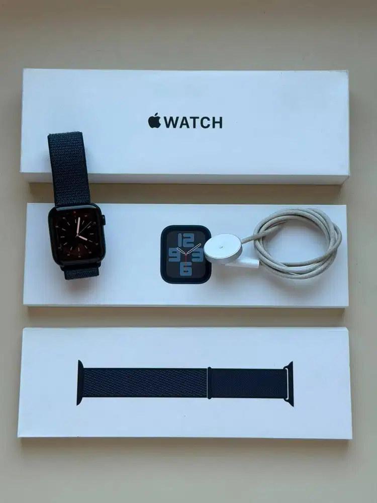Apple Watch SE Gen 2 44mm - Midnight - Garansi on Nov 2026