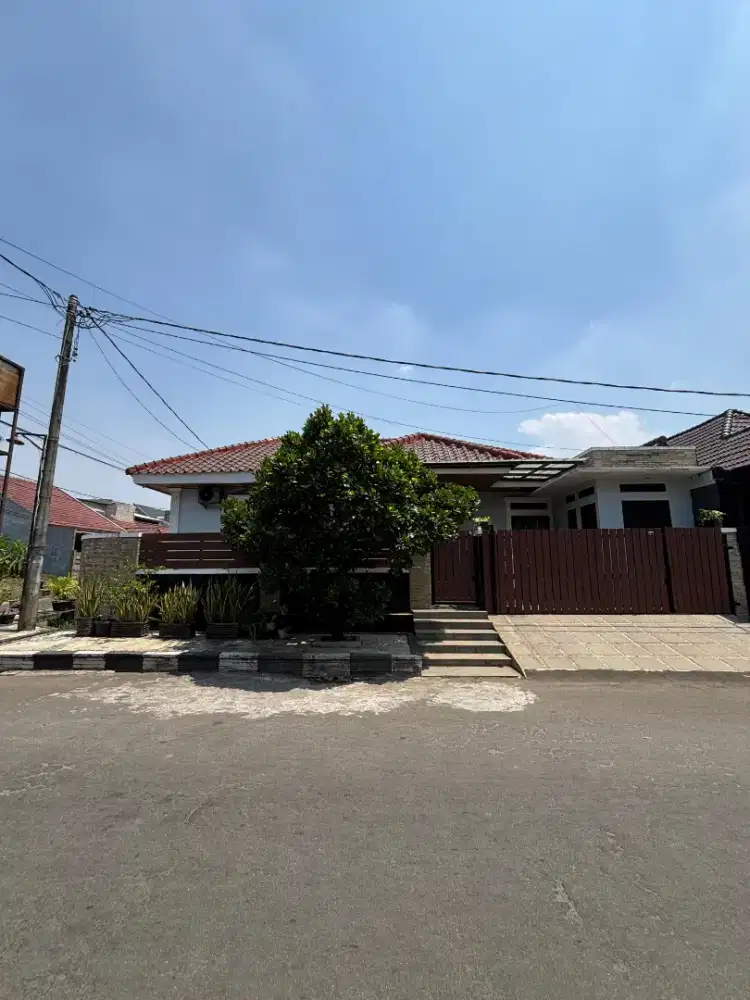 Jual rumah hoek bekasi siap huni ada taman dan kolam