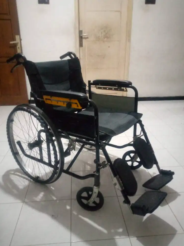 Kursi roda bekas seperti baru