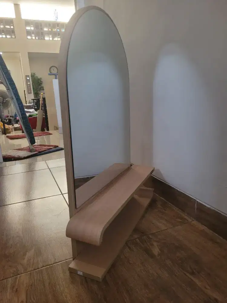 Kaca dinding ada tempat