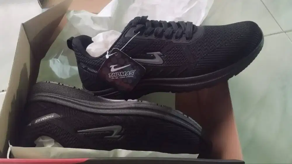 Sepatu tali THOMAS ukuran 41