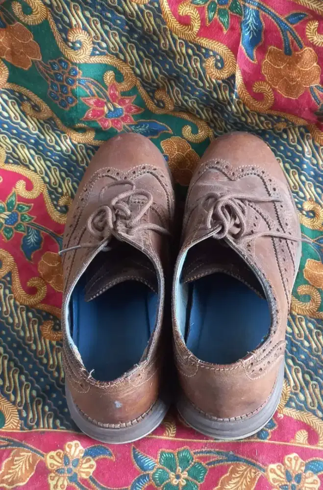 Sepatu kulit klasik