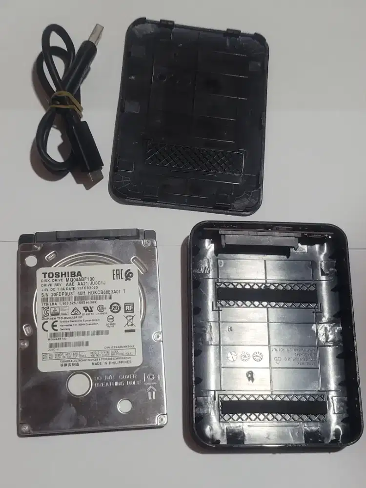Hardisk Laptop 1 TB merk Toshiba (bisa jadi external drive)