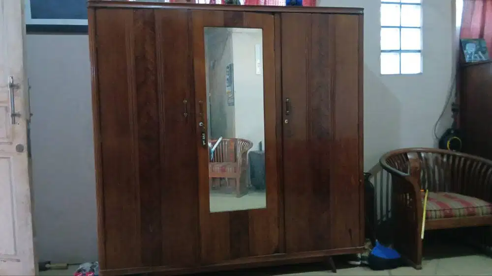 Dijual lemari pakaian terbuat dari kayu Jati, cuma 3 juta saja!