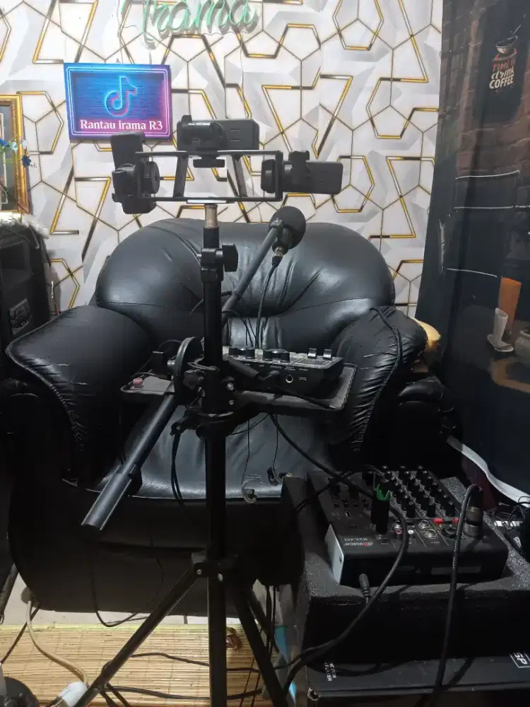Di jual cepat peralatan live srtiming mixer sama songkat dan sepaket