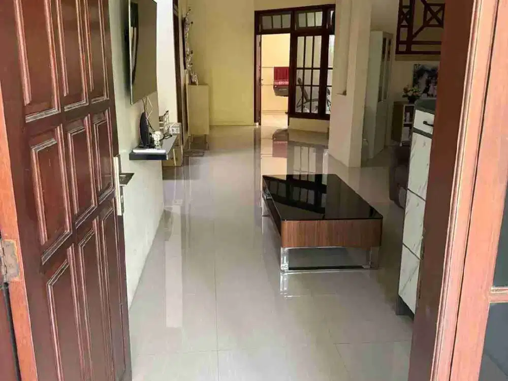 RUMAH SEMI FURNISHED LUAS 240M² DI WIYUNG SURABAYA