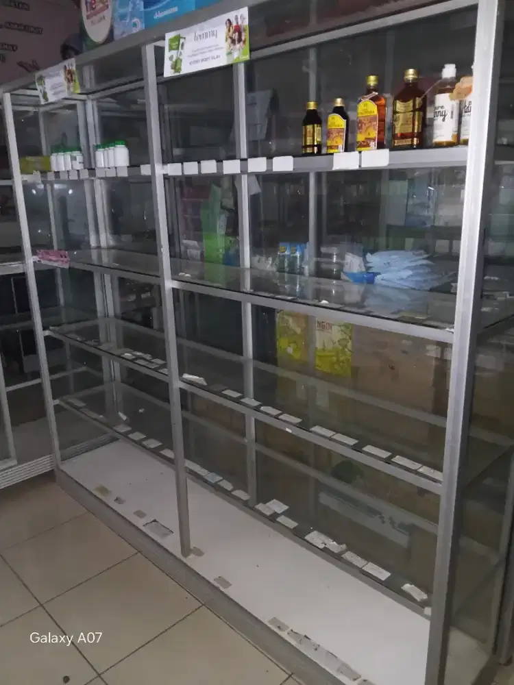 Etalase obat, baju, sembako