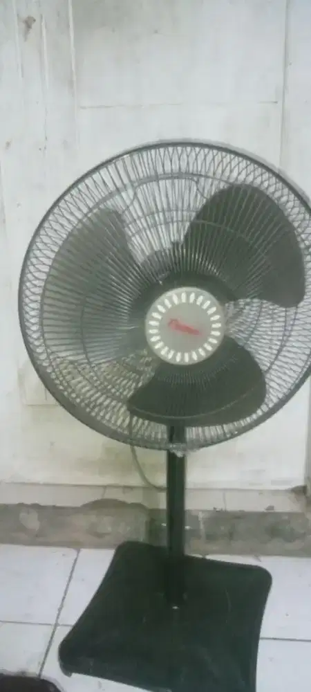Kipas angin bediri cosmos