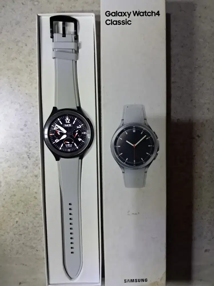 Samsung Galaxy Watch4 Classic + Box + 5 Strap Bonus + Charger