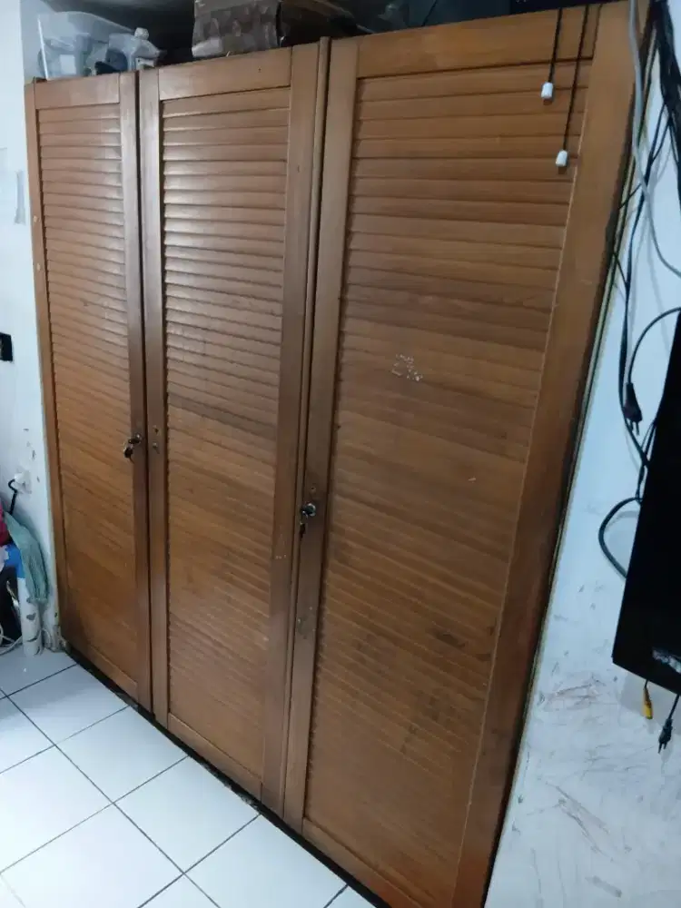 Lemari pakaian 3 pintu bahan solid