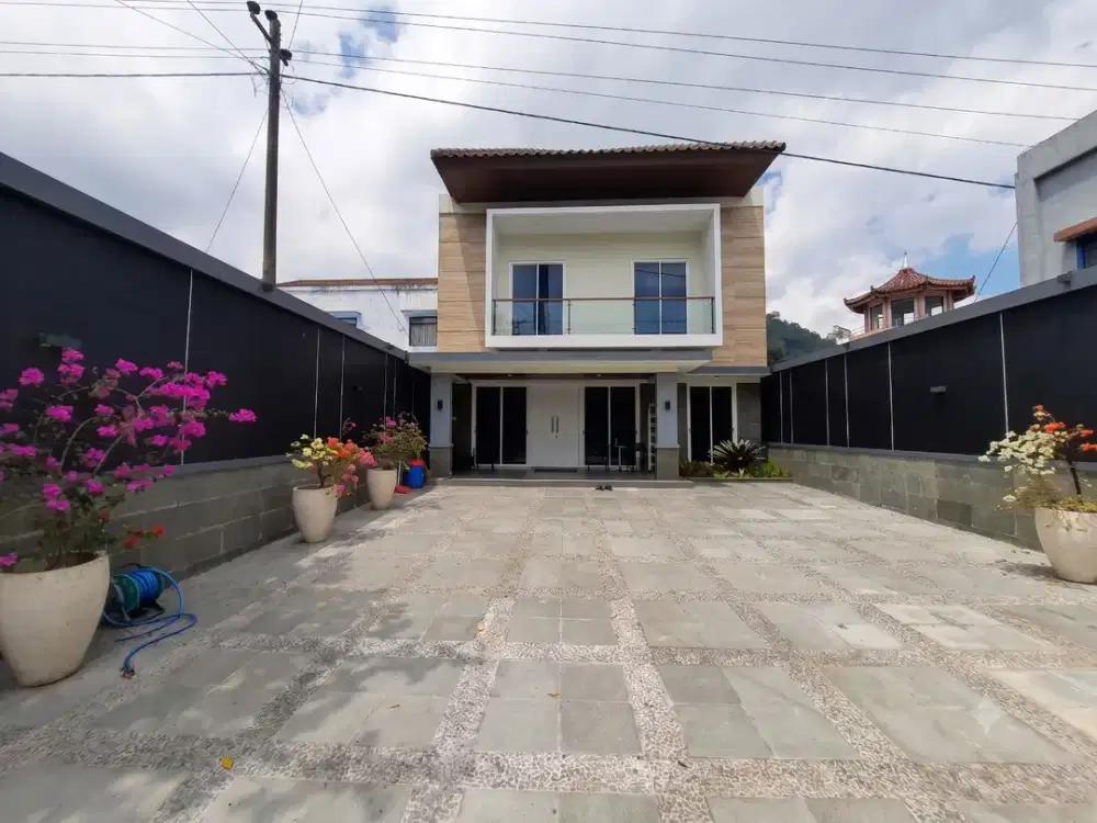Villa Mewah pinggir jalan utama Tawangmangu. Seberang bu Ugi dengan View Gunung langsung dari belakang Villa