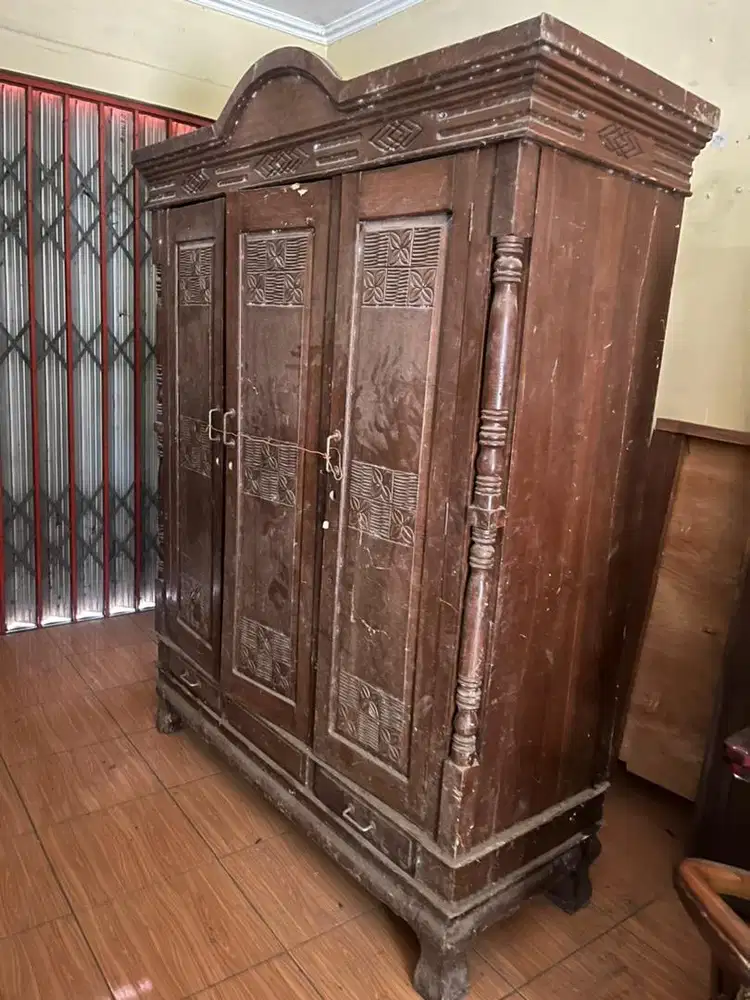 Lemari Tiga Pintu Kayu Jati Ukir
