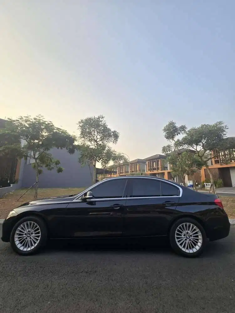 BMW 320i Luxury 2019 2.0 AT – Hitam, Milik Pribadi