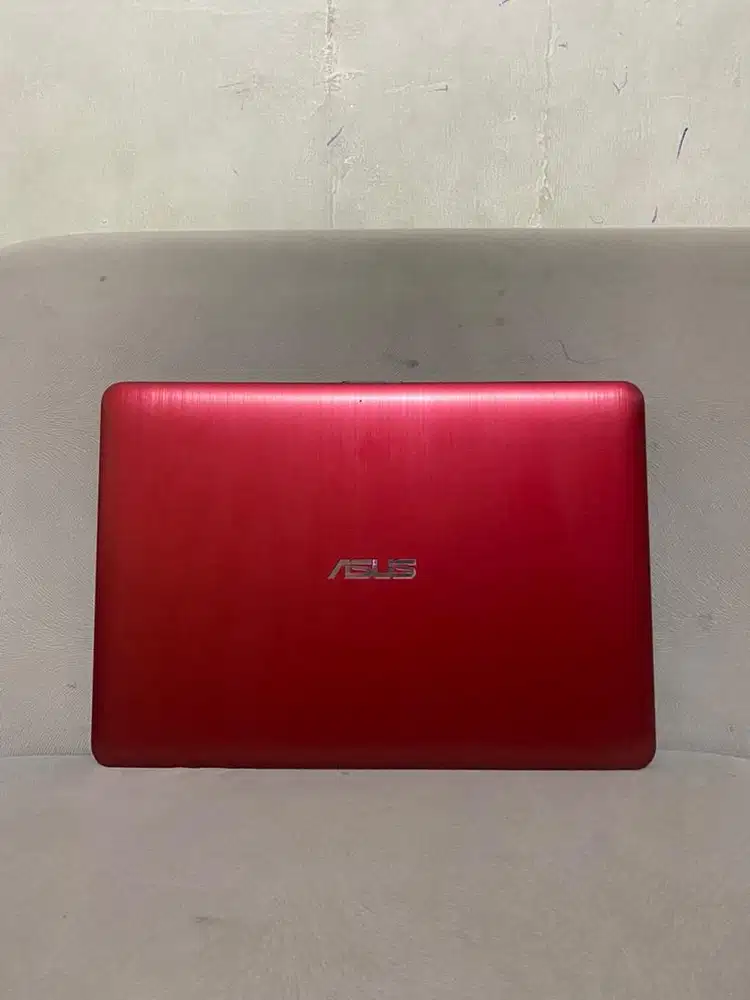 Jual laptop Asus i3 ram 8gb SSD 120gb Mulus Merah warna langka