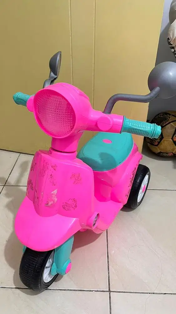 Mainan anak motor dorong